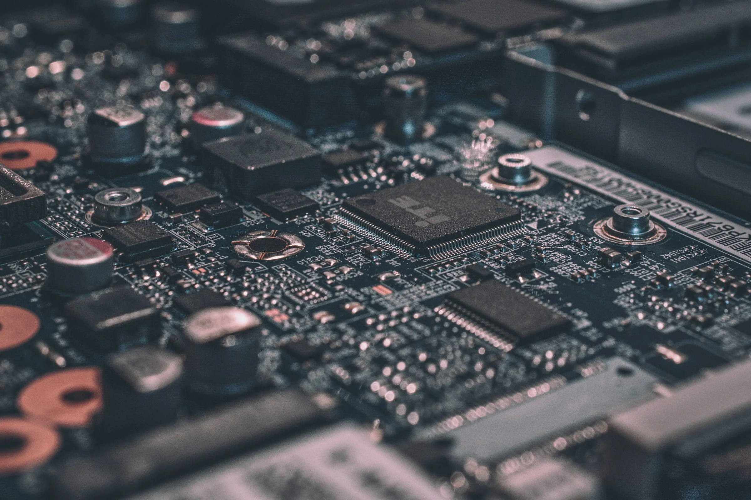 Mikroişlemci ve elektronik devre bileşenlerinin yakın planı
