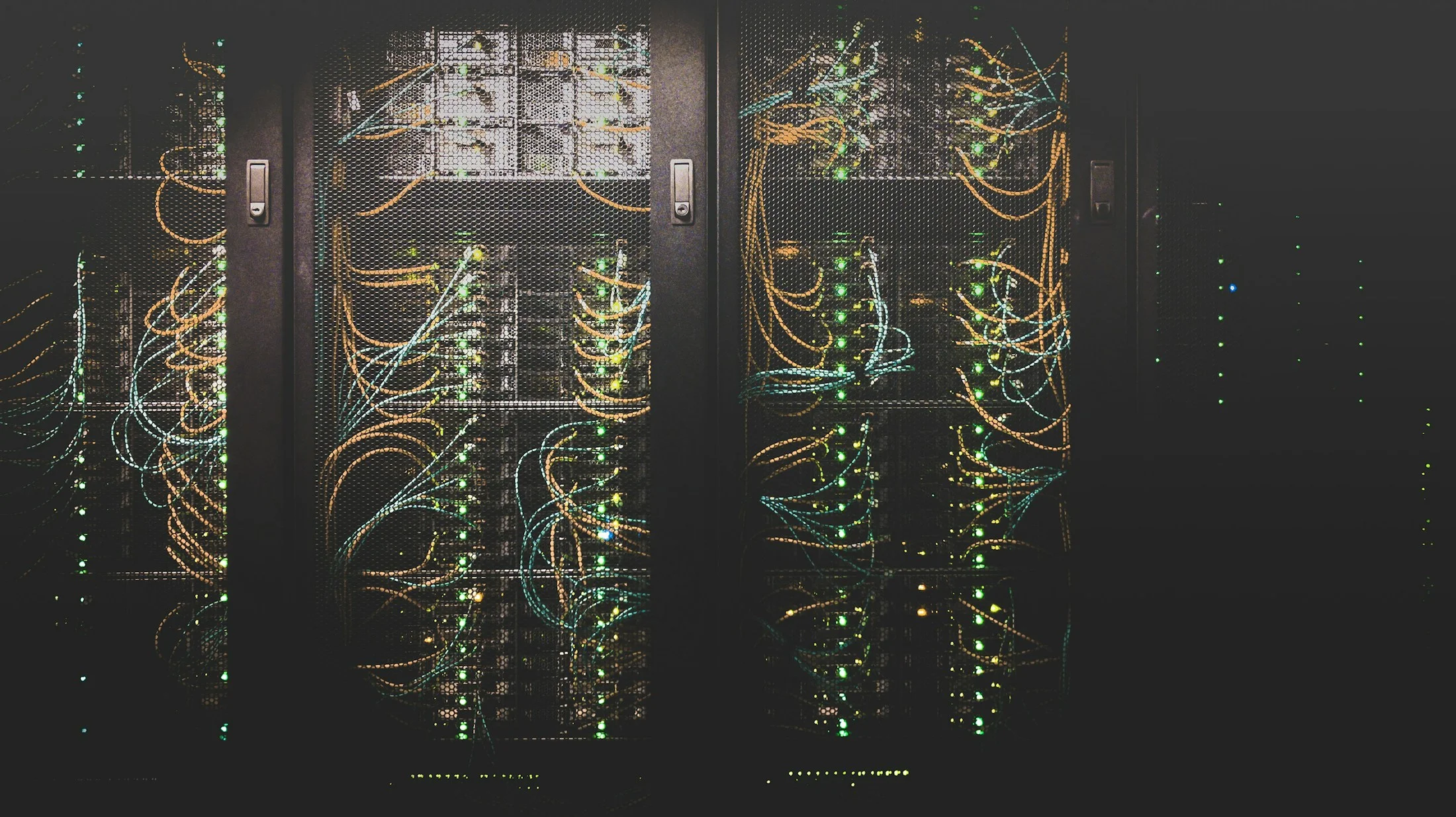 Elektronik sistemlerin kullanıldığı veri merkezi